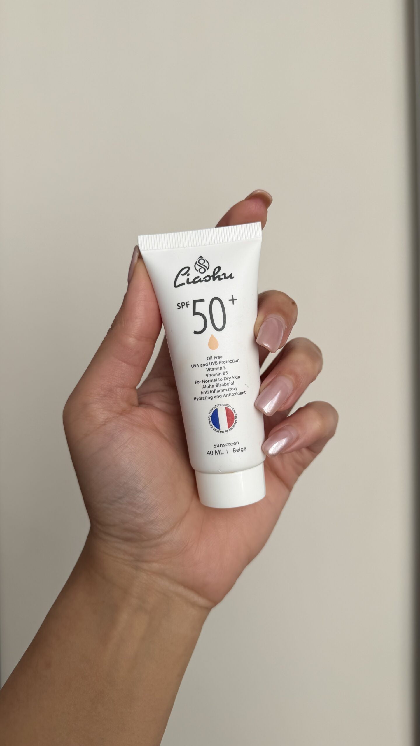 کرم ضدآفتاب رنگی بژ روشن SPF 50 لیاشو