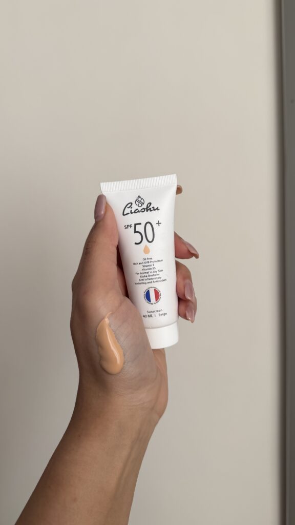 کرم ضدآفتاب رنگی بژ روشن SPF 50 لیاشو