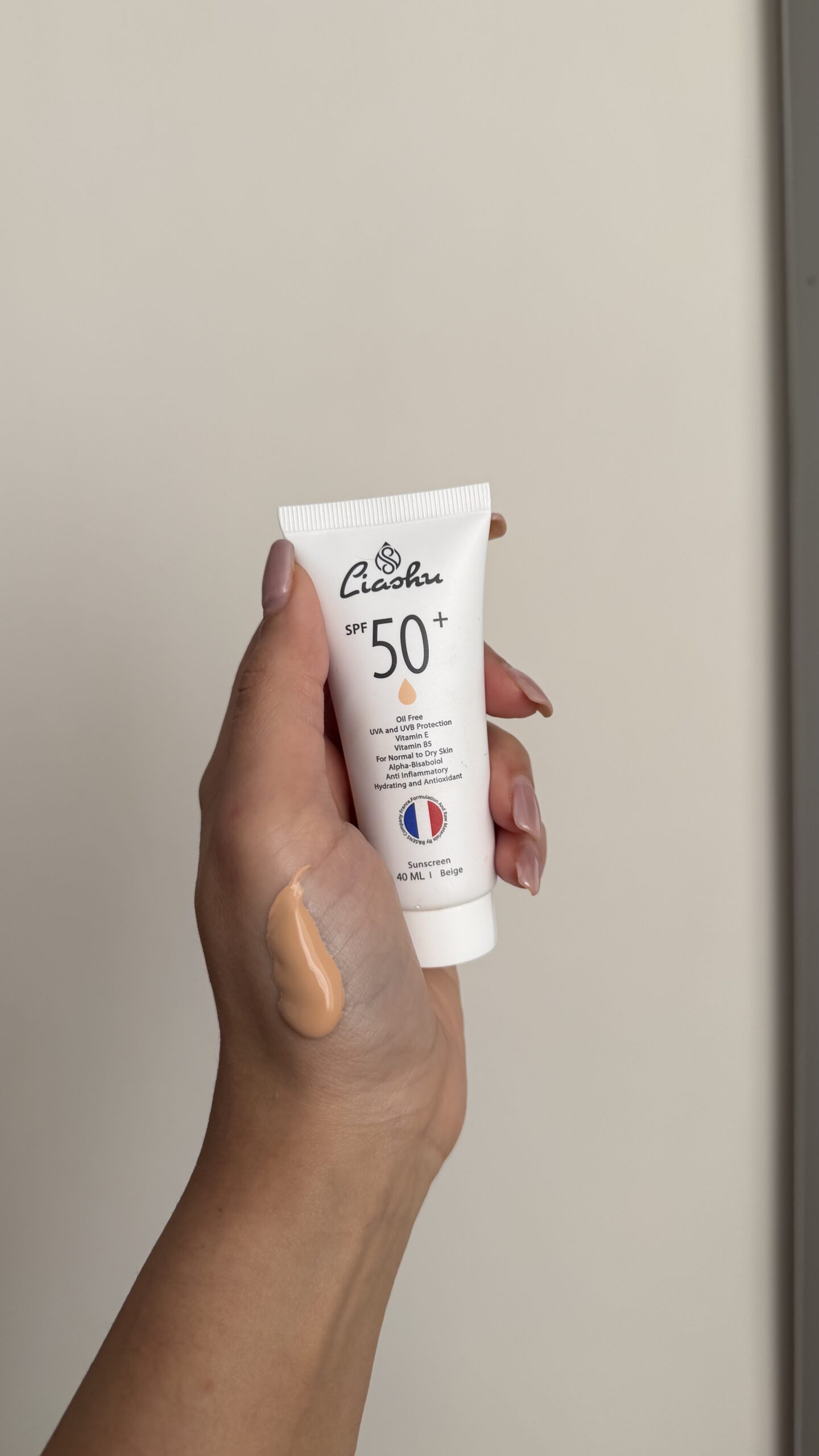 کرم ضدآفتاب رنگی بژ روشن SPF 50 لیاشو